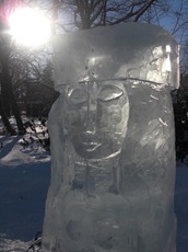 Ett kvinnligt ansikte i isform
