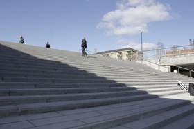 Breda trappor är det enklaste sättet att komma ner till och upp från Centralpassagen