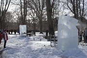 Två av isskulpturerna vid Stadsparkens början