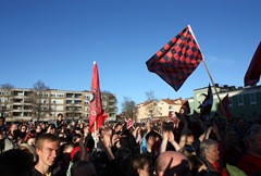 Rödsvarta flaggor i folkvimlet