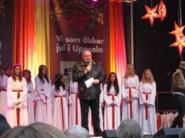 Kommunstyrelsens ordförande Gunnar Hedberg (M) med årets lucia Martina Moregård och hennes tärnor