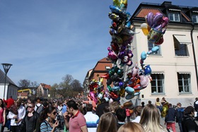 Folkvimmel och heliumballonger på stan