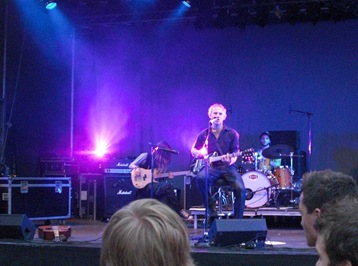 Ett band spelar på scenen vid Fyristorg