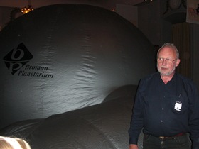 I detta planetarium kan 20 personer i taget se stjärnor, planeter och galaxer sväva ovanför dem