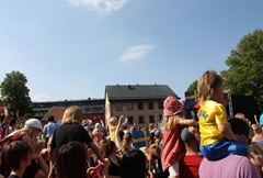 Barn och svenska flaggor